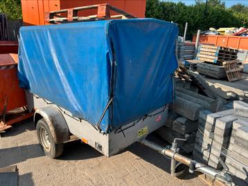 Aanhanger met huif beschikbaar voor biedingen
