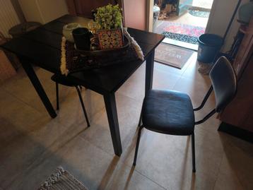 Eettafeltje met twee stoelen  beschikbaar voor biedingen