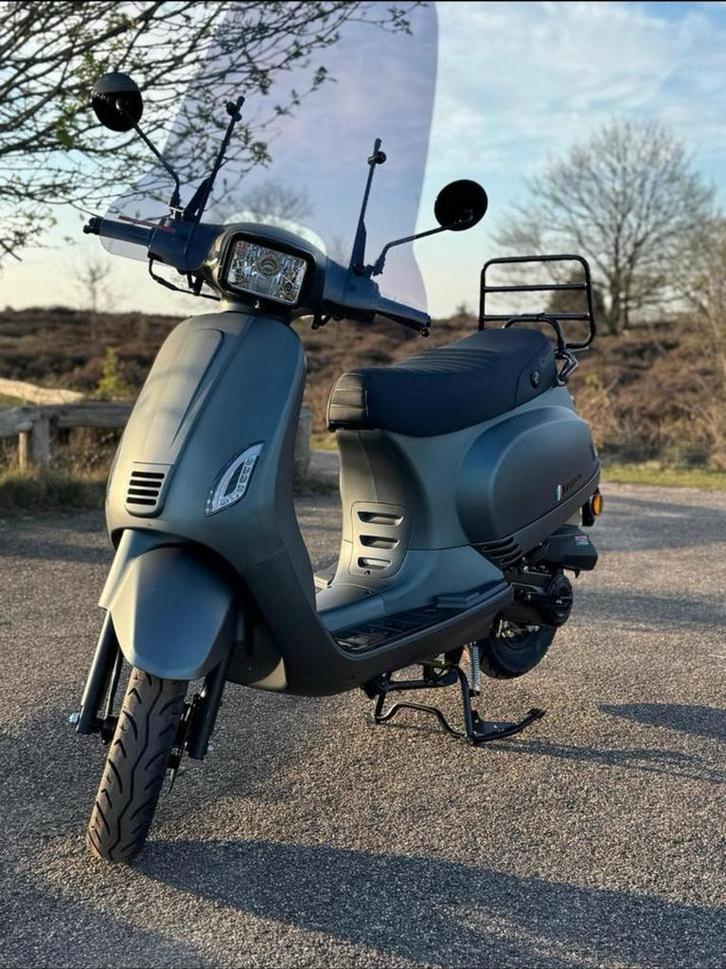 Scooter senzo prachtige staat!, Fietsen en Brommers, Snorfietsen en Snorscooters, Zo goed als nieuw, Overige merken, Benzine, Ophalen
