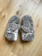 Gedragen grijze sloffen met strik, Kleding | Dames, Schoenen, Verzenden, Gedragen, Grijs, Pantoffels of Sloffen