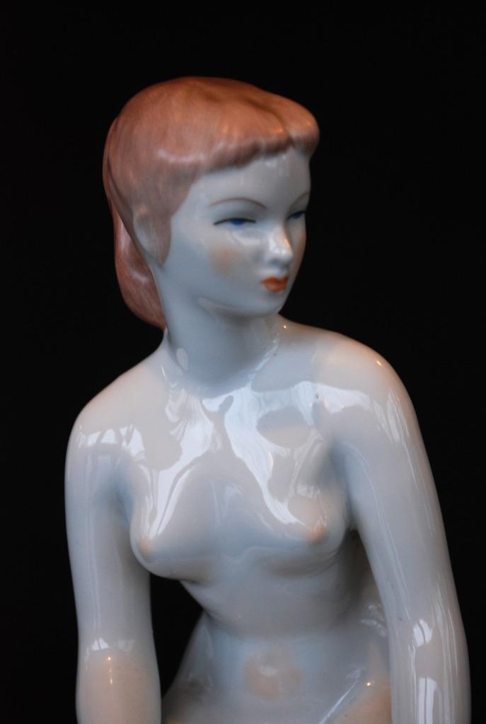 Naakte Vrouw zittend met groene doek 1960's Porselein Beeld, Antiek en Kunst, Curiosa en Brocante, Ophalen of Verzenden