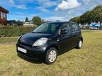 Daihatsu Sirion 2 1.0 51KW | 2005 | Zwart | DSTRB & BEURT, Auto's, Daihatsu, Voorwielaandrijving, Stof, Zwart, Handgeschakeld