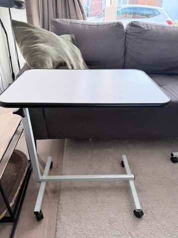 Bed tafel beschikbaar voor biedingen