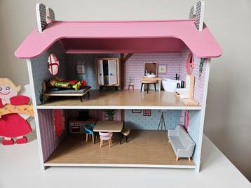 Houten poppenhuis compleet beschikbaar voor biedingen
