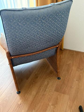 Blauwe fauteuil met rieten details beschikbaar voor biedingen