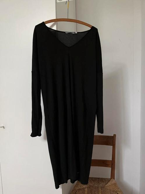 Moscow zwarte jurk met boothals L, Kleding | Dames, Jurken, Zo goed als nieuw, Maat 42/44 (L), Zwart, Onder de knie, Ophalen of Verzenden