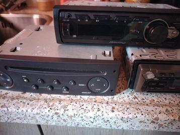 Drie auto radio,s 2 met cd spelers 1 met usb 