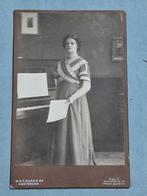 58) CABINET FOTO VROUW BIJ PIANO -W.J.P. MUNS & CO AMSTERDAM, Gebruikt, Foto, Ophalen of Verzenden, Voor 1940