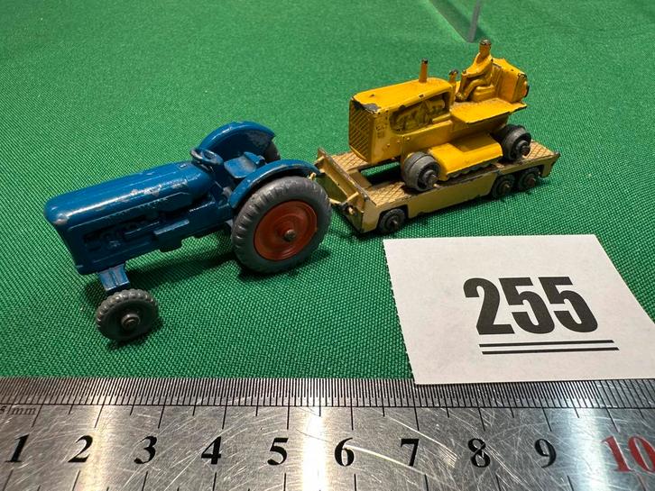255 Lesney tractor met aanhanger en caterpillar, Hobby en Vrije tijd, Modelauto's | 1:87, Gebruikt, Bus of Vrachtwagen, Lesney