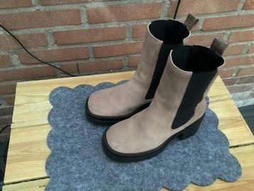 Beige Enkellaarsjes met Blokhak beschikbaar voor biedingen