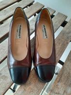 DONKERBRUIN MET ZWARTE PUMP, Kleding | Dames, Ophalen of Verzenden, Nieuw, Schoenen met lage hakken