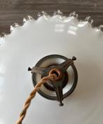Franse wit opaline schotellamp met gegolfde rand, Antiek en Kunst, Antiek | Lampen, Ophalen of Verzenden