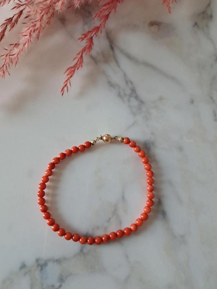 Bloedkoraal Armband met Gouden Sluiting, Sieraden, Tassen en Uiterlijk, Armbanden, Zo goed als nieuw, Goud, Rood, Met edelsteen
