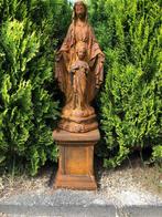 Maria met kind, vol steen oxide op sokkel., Ophalen of Verzenden, Steen, Mensenbeeld