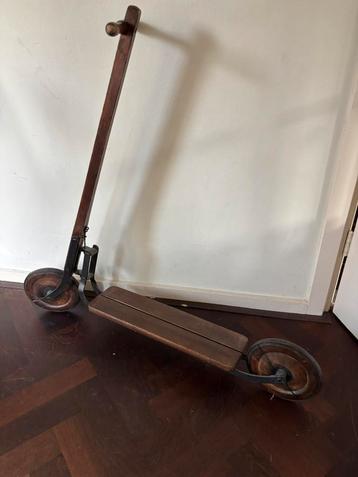 Antiek houten kinderstepje beschikbaar voor biedingen