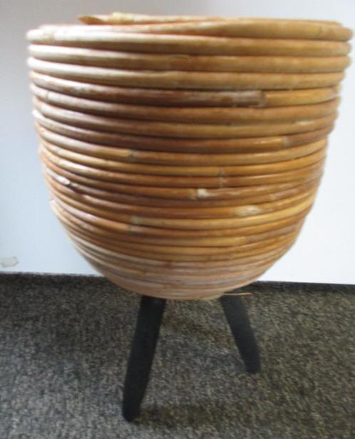 rieten bloempot op pootjes 37 cm hoog, Tuin en Terras, Bloempotten, Gebruikt, Overige materialen, Minder dan 40 cm, 25 tot 40 cm