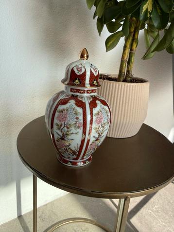 Vintage decoratieve vaas met deksel beschikbaar voor biedingen