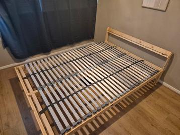 Ikea bedframe + lattenbodem hout 140x200