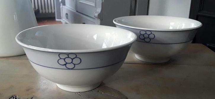 2 leuke schaaltjes met bloemetjes erop - wit en blauw, Huis en Inrichting, Keuken | Servies, Zo goed als nieuw, Kom(men), Overige stijlen