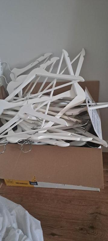 Wit houten kledinghangers zgan, zeker 100 stuks  beschikbaar voor biedingen