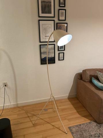 Elegante beige staande lamp beschikbaar voor biedingen