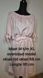 Dit is een lichtroze off-shoulder jurk strikceintuur M L XL, Maat 46/48 (XL) of groter, Ophalen of Verzenden, Zo goed als nieuw