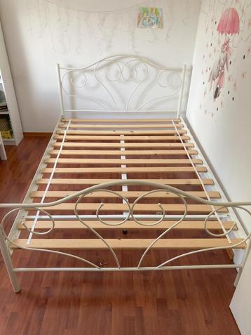 Bedframe metaal 140 x 200 beschikbaar voor biedingen