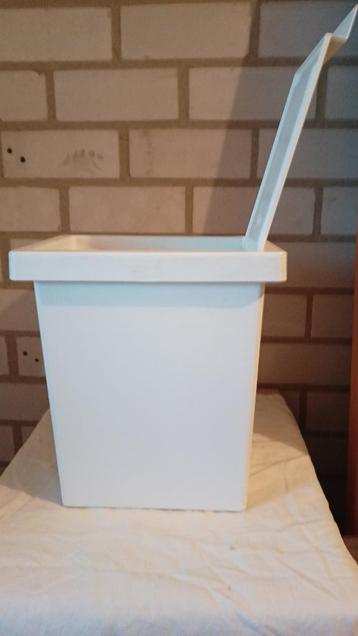afvalbakje wit beschikbaar voor biedingen