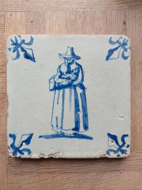Tegel met vrouw die beertje draagt, Antiek en Kunst, Antiek | Wandborden en Tegels, Ophalen of Verzenden