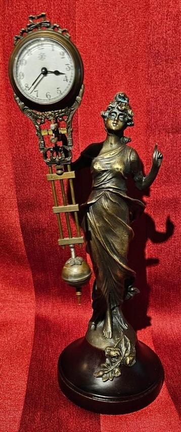 mysterieuze dame met slingerklokje in haar hand beschikbaar voor biedingen