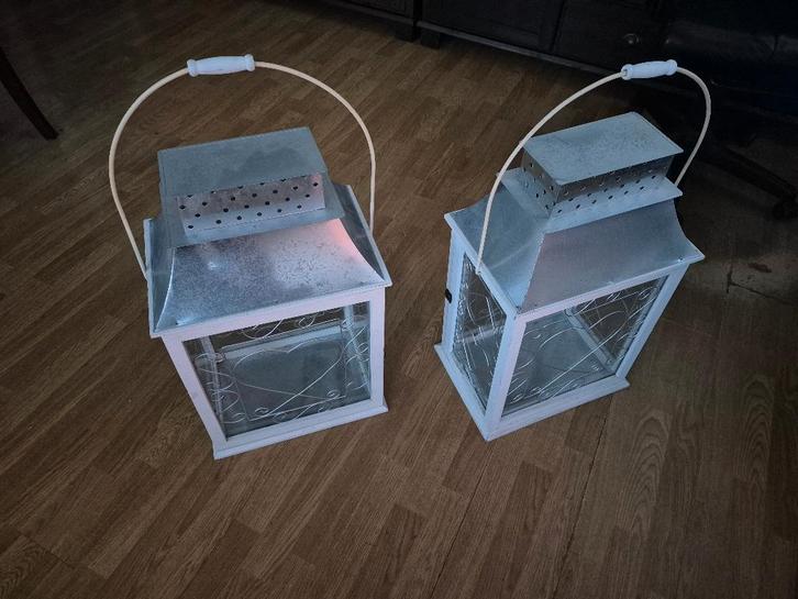 2x groot wit windlicht met metalen hartjesmotief, Huis en Inrichting, Woonaccessoires | Kandelaars en Kaarsen, Zo goed als nieuw