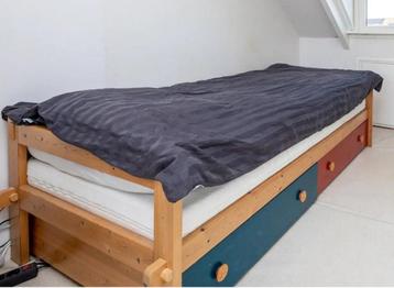  twee eenpersoonsbedden of een stapelbed beschikbaar voor biedingen