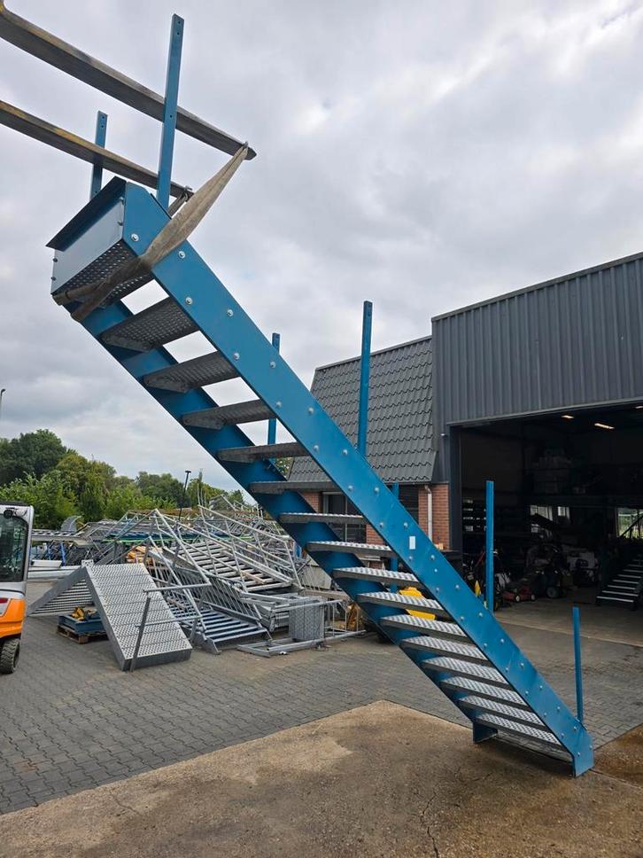 Stalen trap blauw hoog 3.3mtr. Nob113, Doe-het-zelf en Verbouw, Ladders en Trappen, Zo goed als nieuw, 2 tot 4 meter, Ophalen of Verzenden