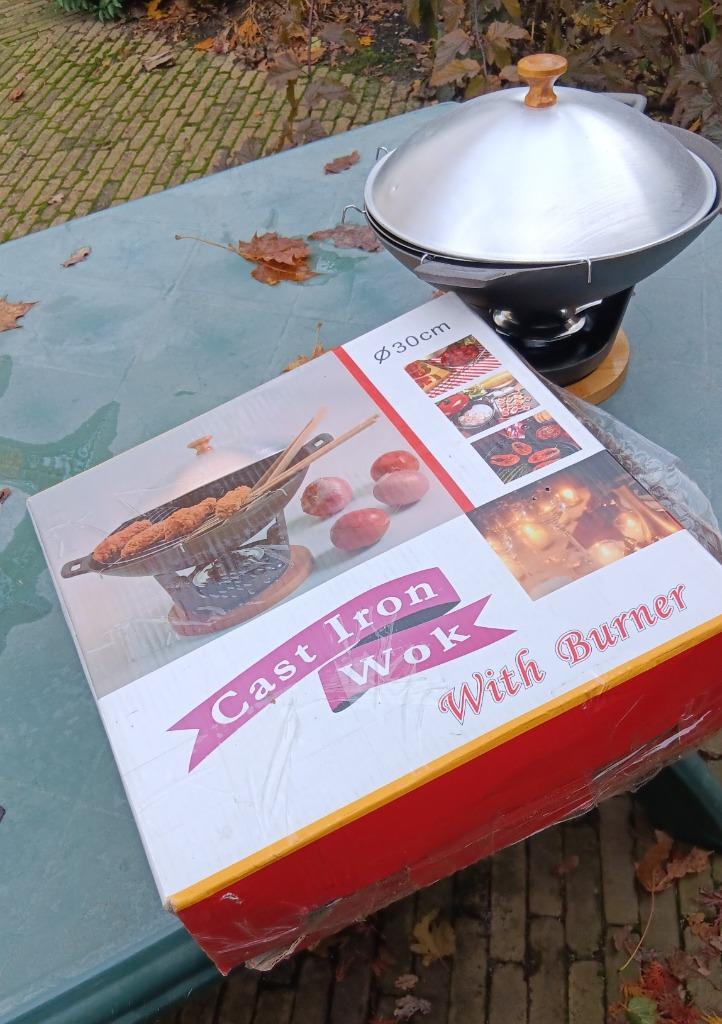 NIEUW Gietijzer wok Chinese fondue incl houder brander (G202, Huis en Inrichting, Keuken | Potten en Pannen, Nieuw, Wok, Gietijzer