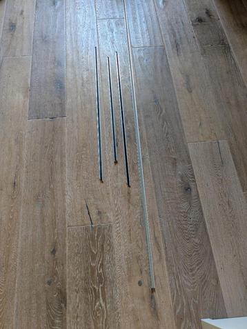 Vier stukken aluminium tochtstrip, type AIB 4G beschikbaar voor biedingen