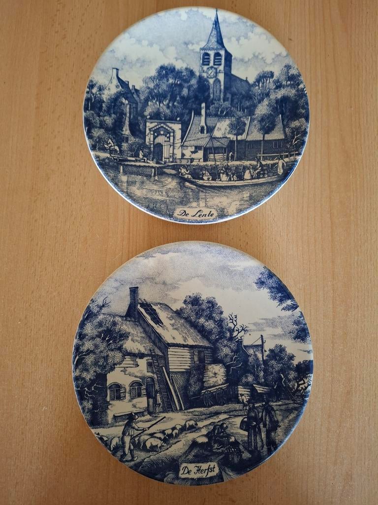 Twee decoratieve Delfts blauwe borden- De Lente en De Herfst, Ophalen of Verzenden