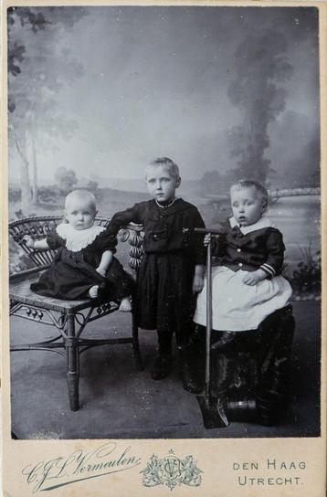 Cabinetfoto  - Drie kindjes ( fam. de Graaf ) beschikbaar voor biedingen