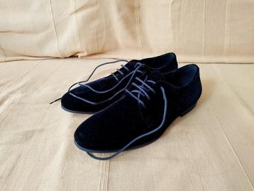 Zwarte suede schoenen beschikbaar voor biedingen