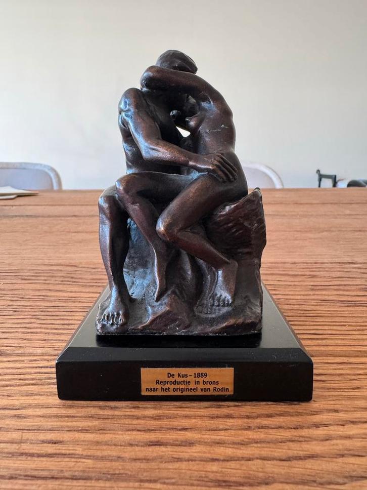 Bronzen reproductie van Rodins 'De Kus', Antiek en Kunst, Kunst | Beelden en Houtsnijwerken, Ophalen of Verzenden