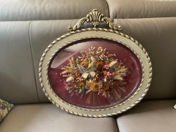 Brocante ovale lijst droogbloemen en vlinder  beschikbaar voor biedingen
