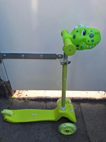 In nieuwstaat Dino step met lichtjes in de wielen, 3 wielen. beschikbaar voor biedingen