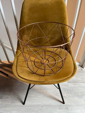 Goudkleurige decoratieve mand beschikbaar voor biedingen