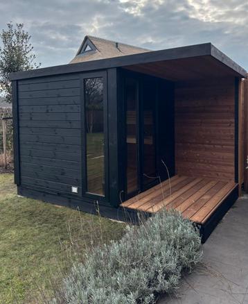 Luxe Thermowood buitensauna met luifel en vlonder. Tuinsauna beschikbaar voor biedingen