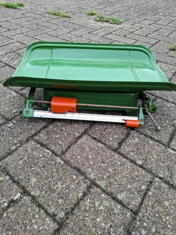 Vintage Groene Weegschaal beschikbaar voor biedingen