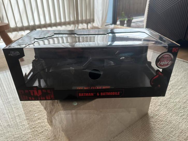 Jada Toys Batman & Batmobile (the Batman) 1:18 in doos, Verzamelen, Poppetjes en Figuurtjes, Zo goed als nieuw, Ophalen of Verzenden