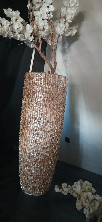 Schelpenvaas met bloesem  beschikbaar voor biedingen