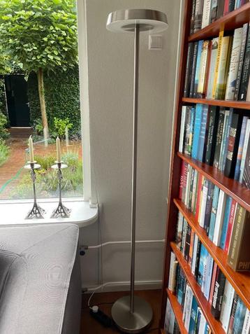 Moderne vloerlamp beschikbaar voor biedingen