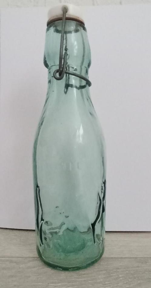 Oude groene melkfles met beugel., Antiek en Kunst, Antiek | Glas en Kristal, Ophalen of Verzenden