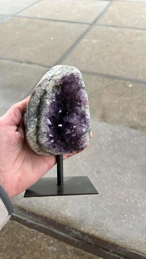 Amethist op stalen voet 19 cm hoog, Verzamelen, Mineralen en Fossielen, Mineraal, Ophalen of Verzenden