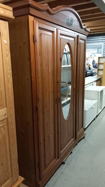 Mooie houten slaapkamerkast beschikbaar voor biedingen
